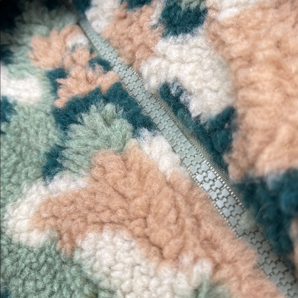 NWT Reddy Camo Sherpa Dog Reversible Vest Sz Small *BENEFITS ANIMAL RESCUE* - Picture 4 of 10